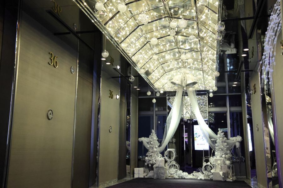 館内のクリスマス装飾も白で!36階のエレベーターホール前「スイスホテル南海大阪」