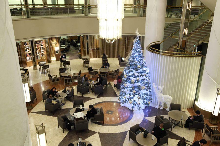 大阪・難波駅直結の「スイスホテル南海大阪」クリスマスツリーが鎮座する6F にある「スイスグルメ」でクリスマスアイテムを販売