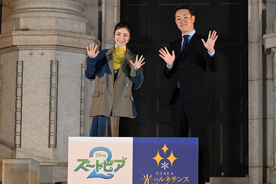 『大阪市中央公会堂プロジェクションマッピング』の初回上映セレモニーに出席した上戸彩と大阪市の横山英幸市長(12月14日・大阪市北区中之島/Lmaga.jp撮影)