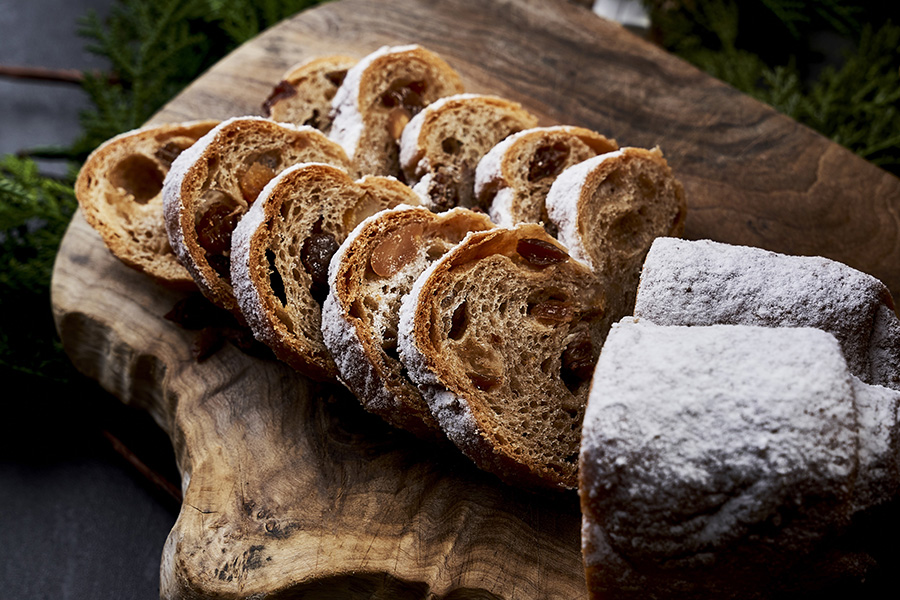 ホテル「ザ・リッツ・カールトン大阪」(大阪市北区)の「クリスマス シュトーレン」(2800円)