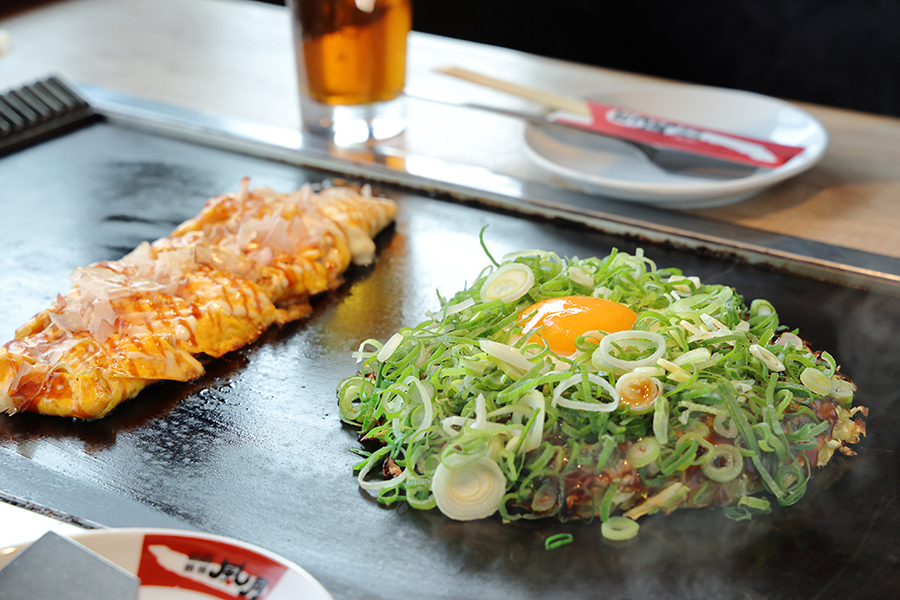 左から、餅とチーズが入った「もちチーズとんぺい」(864円)とたっぷりねぎが乗った「牛すじねぎ月見玉」(1528円)