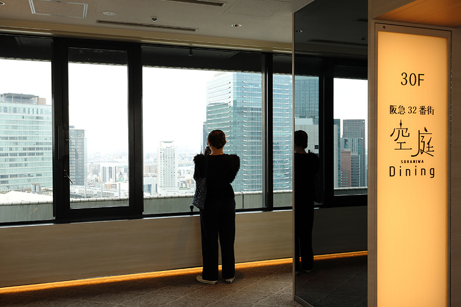 エスカレーターのすぐそばには景色を楽しめるフリースペースも