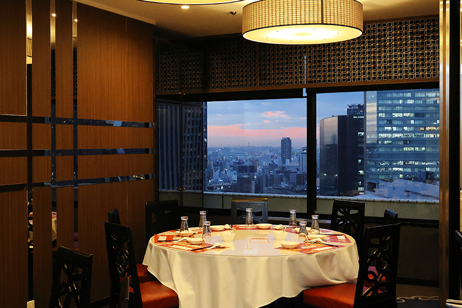 「香港飲茶 Dim Dim Sum 點點心」西側の広め個室からは夕焼けも
