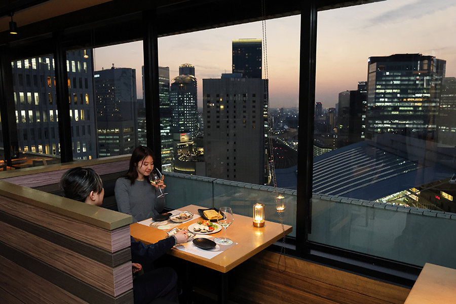 「はまぐり庵」の西向き席では美しい夕焼けも