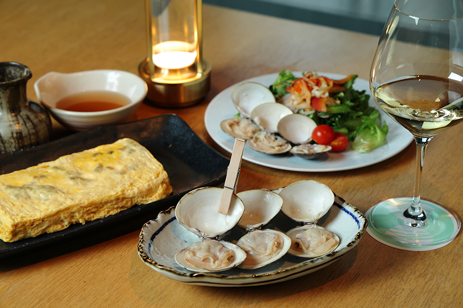 右上から時計回りに「貝鮮サラダ」(1780円)、「焼きはまわんこ」(3個720円〜)、「はまぐり出汁巻たまご」(1250円)