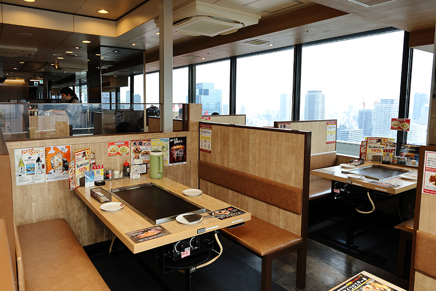 「鶴橋風月 32番街店」内観