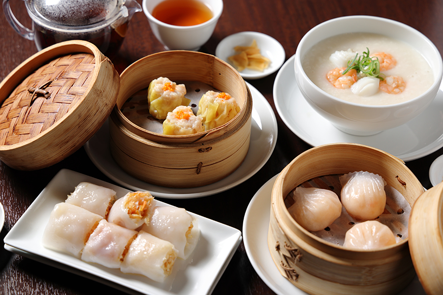 左上から時計回りに「ぷりぷり海老豚焼売」(680円)、「海鮮と海老の香港粥」(980円)、「海老入り水晶蒸餃子」(680円)、「絶品海老入り揚げ腸粉」(880円)