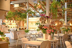 「パン食べ放題」が好評！天王寺の花カフェ、開業10周年で大幅リニューアル