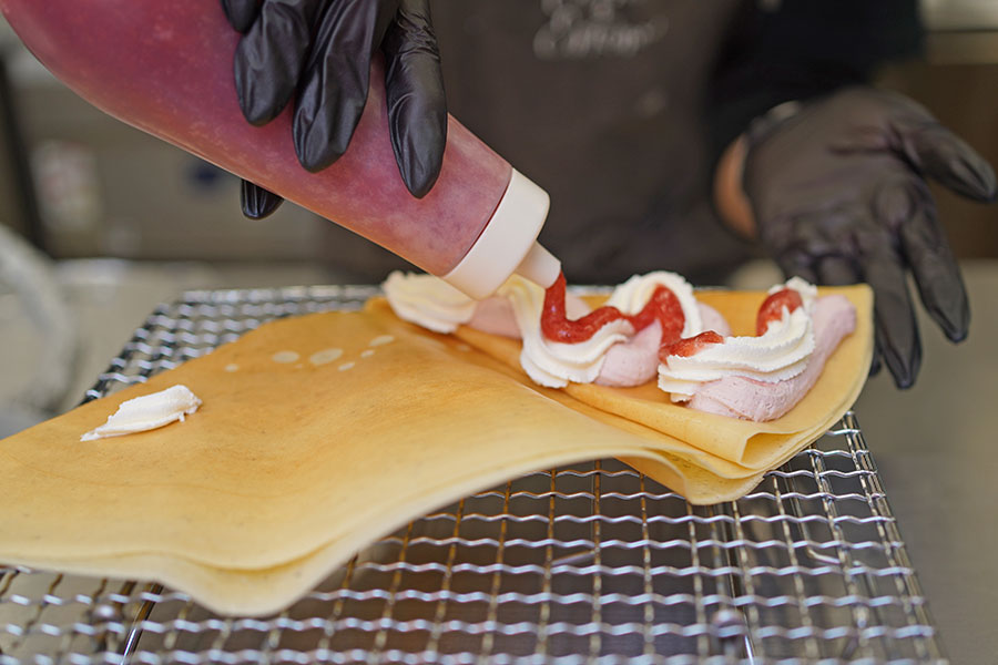 クレープ生地が薄く、パリッとした硬さもあるのに折れない絶妙さ(1月15日撮影/Lmaga.jp)