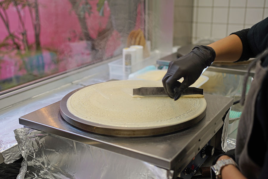 注文を受けて1枚ずつ焼くパリパリクレープ(1月15日撮影/Lmaga.jp)