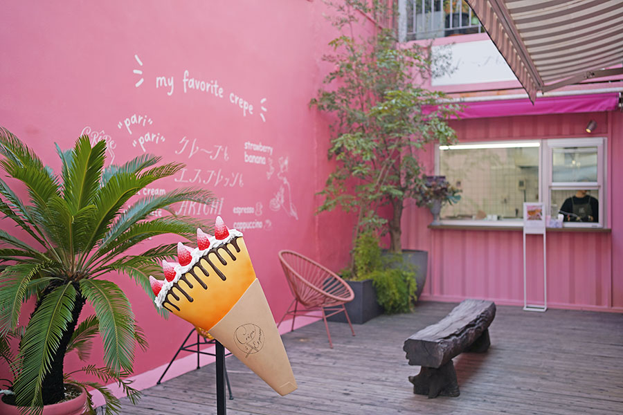 ピンクを基調としたウォールアートや、巨大なクレープの看板など、クレープと一緒に写真を撮りたくなるような空間演出があふれる店内(1月15日撮影/Lmaga.jp)