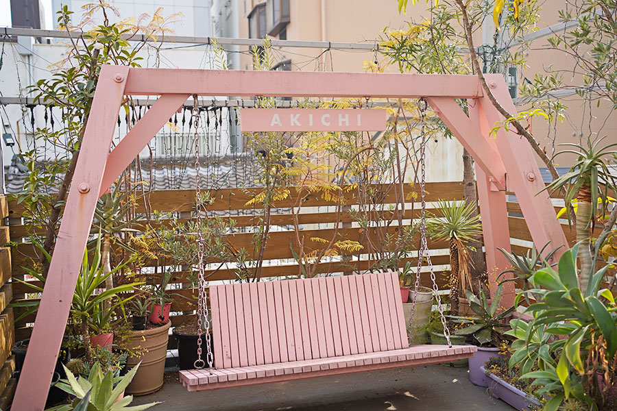 複合施設「AKICHI」1階〜3階までのフリースペースには、ブランコやウォールアートが多数(1月15日撮影/Lmaga.jp)