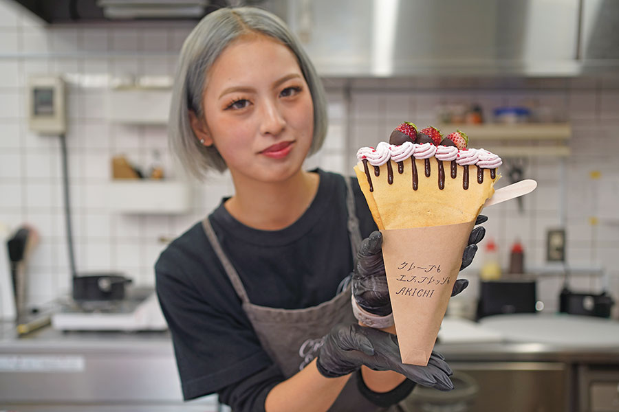 「クレープとエスプレッソとAKICHI」店長・徳永さん(1月15日撮影/Lmaga.jp)