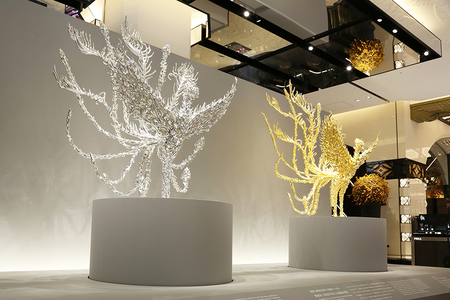 「鳳/凰(Ho/Oh) 」2019年 本館1階展示。現在は御堂筋中央玄関に鎮座