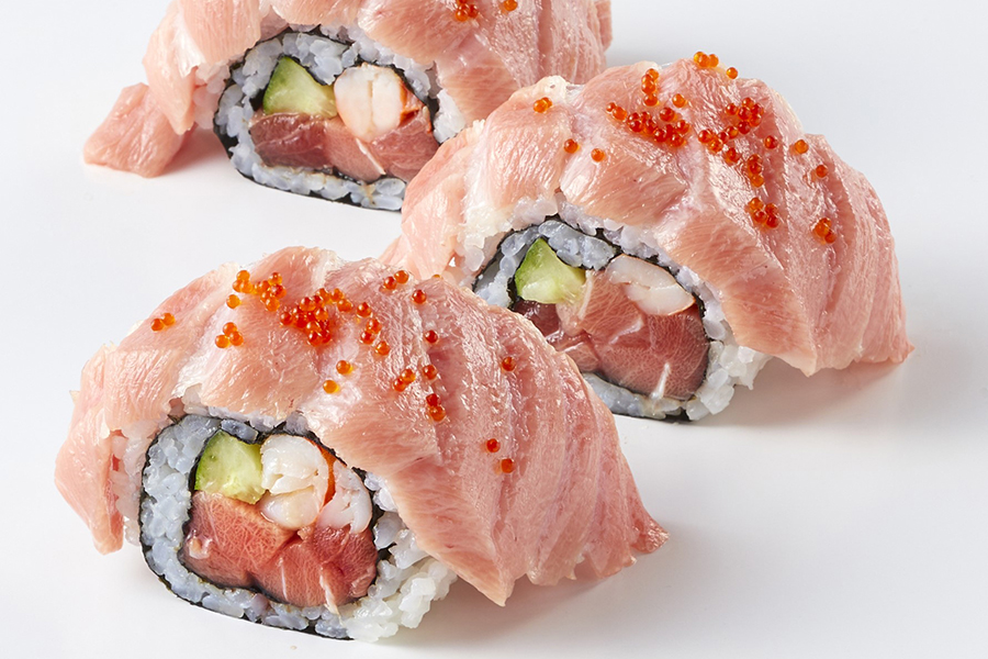 「魚くみ」の大トロたっぷり海鮮豪華巻(直径5×長さ5cm3個入り2981円)は販売予定数50個