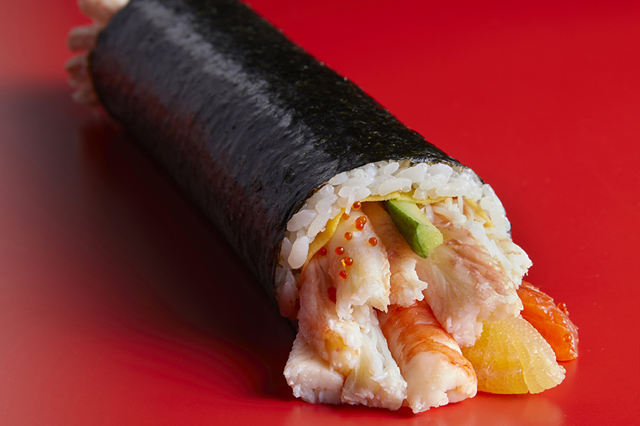 「魚くみ」のカニがたっぷり入った北海海鮮恵方巻(直径6×長さ22cm4320円)は販売予定数50本