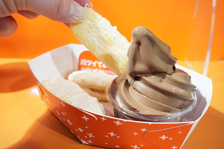 揚げたてのハッピーターンをチョコソフトにディップして食べる「超ハッピーターン パウダーマニア チョコソフトクリーム」(648円)