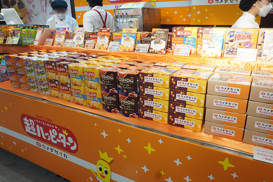 ハッピーターンなどのスナックの販売も