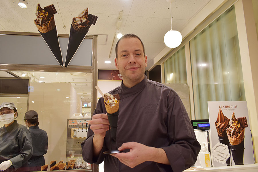 「ル・ショコラ・アラン・デュカス」シェフのジュリアン・キンツラー氏(Lmaga.jp撮影)