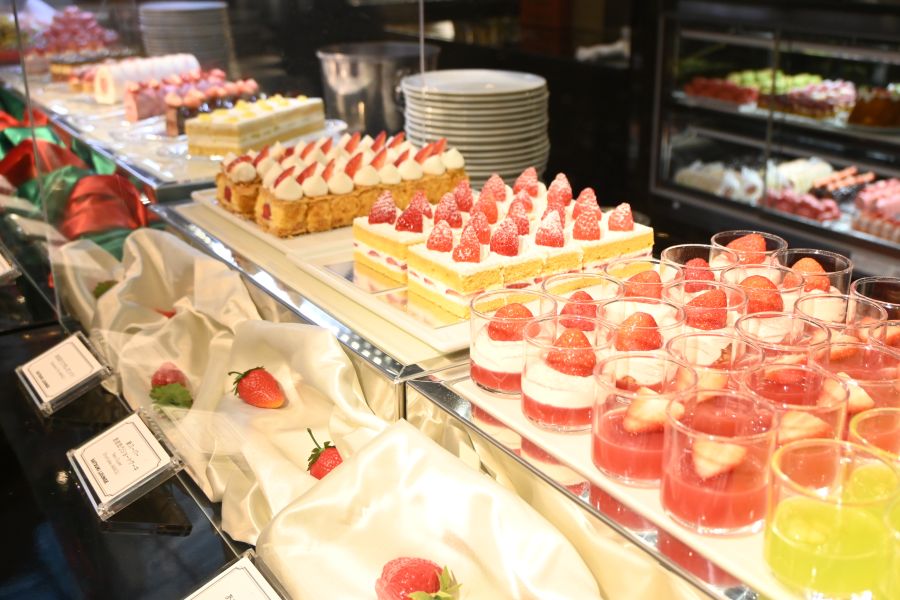 「ホテルニューオータニ大阪」(大阪市中央区)で開催中の『スーパースイーツビュッフェ2026~ホテルでいちご狩り~』(2025年12月撮影/Lmaga.jp)