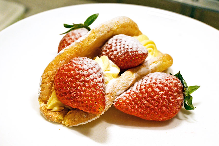 「リーガロイヤルホテル大阪」(大阪市北区)でシェフが目の前で仕上げる「いちごのオムレット」(1月15日撮影/Lmaga.jp)