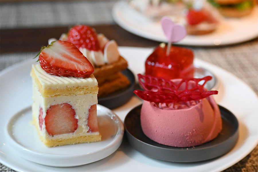 「ヒルトン京都」(京都市中京区)では、フランスを代表するいちごケーキ「フレジエ」(手前左)、「バタフライストロベリームース」(手前右)など美しいスイーツが続々(1月12日撮影/Lmaga.jp)