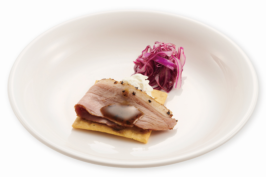 ハンガリーの料理・鴨のローストトリュフソース(115円)。販売期間は1月9日~2月5日、持ち帰り不可