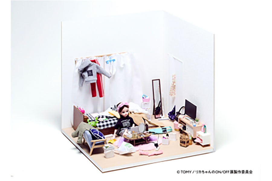 【はたらくリカちゃんのOFF】ベスポジでリラックスしながら在宅ワークするリカちゃん ©TOMY / リカちゃんのON/OFF展制作委員会