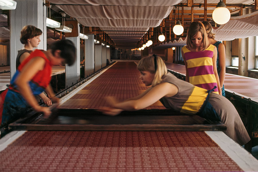 ヘルシンキにあるマリメッコのプリント工場(1965年)Photo: Tony Vaccaro /Tony Vaccaro Archives