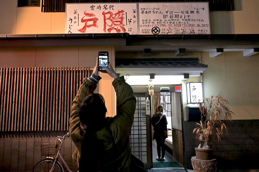 ニシタチの路地裏にある「戸隠」は、19時から深夜2時までの営業で、シメにぴったり