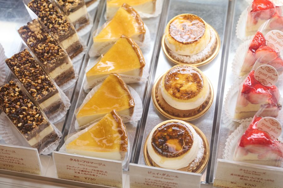 「パティスリー モンプリュ」店内のショーケースに並ぶケーキはどれも美しく、美味しそう!