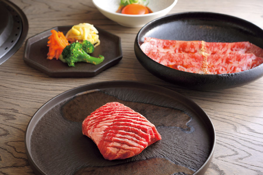 右上から時計回りに、黒毛和牛リブロース焼きすき 九条ねぎ添え1,680円、厳選上ハラミステーキ1,250円、季節ナムル盛り合わせ590円。