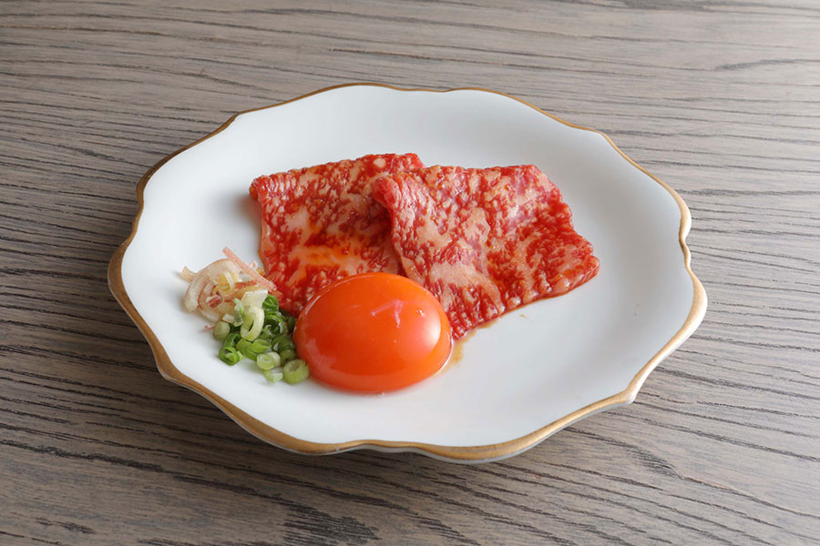 卵黄をからめていただく黒毛和牛リブロース牛刺し1,300円など多彩なメニューは目移り必至。飲み放題2,000円(2時間制・90分LO)も人気。