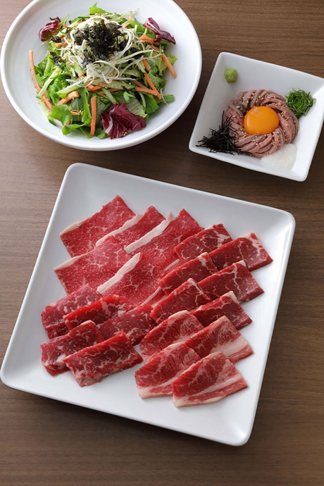 一番人気は牛塩タン・国産牛食べ放題コース6,248円(2時間制・90分LO)。広々とした牧場で育つ北海道産の牛肉はサシが程よく、口どけも滑らか。