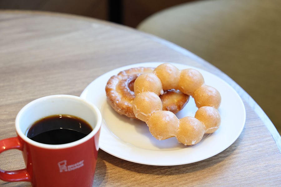 右奥から時計回りに、オールドファッション ハニー187円、ポン・デ・リング176円、ドーナツによく合うクリアな味わいのブレンドコーヒー297円はお替わり自由。
