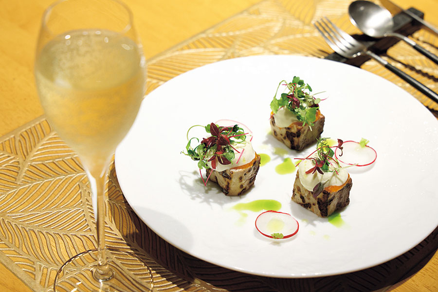 直火であぶった寒ブリのカルパッチョは冬に人気の前菜。料理はコースのみで、ランチ5,800円~、ディナー8,800円~