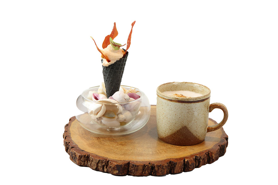 旬の食材で仕立てるソフトクリームとスープは、昼夜共にコースのはじめにいただける店自慢のスペシャリテ。