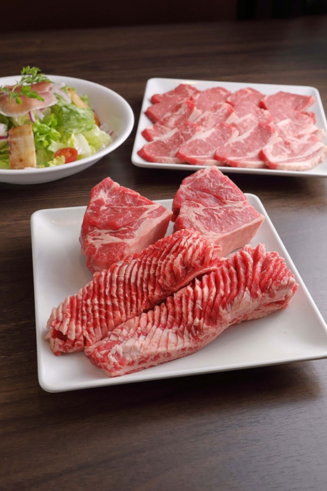 全品焼肉食べ放題コース4,708円(2時間制・90分LO)では豪勢な厚切りステーキや焼きすきもオーダー可能。ホールケーキ1,100円を前日までに電話予約すれば、大切な人との記念日ディナーにもぴったり!