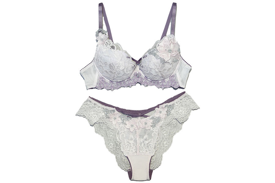 カップ上辺につけたカーブが胸元をすっきり見せるVIVA LINEブラ9,680円~、ブラジリアンショーツ4,950円。