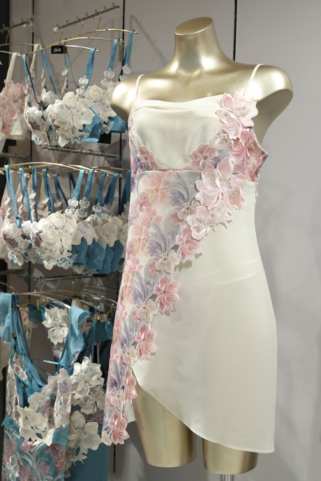 流れるようなレースやドレープが優美なスリップ27,500円は背中が編み上げになっていて、後ろ姿も印象的。