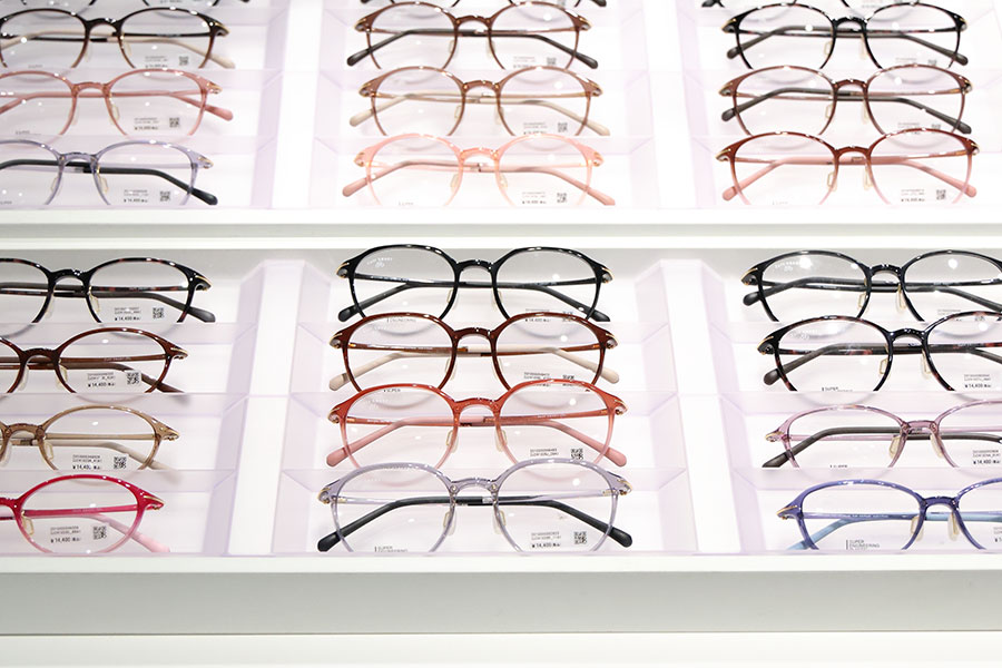 店内には常時約1,000本以上の眼鏡やサングラスがスタンバイ。