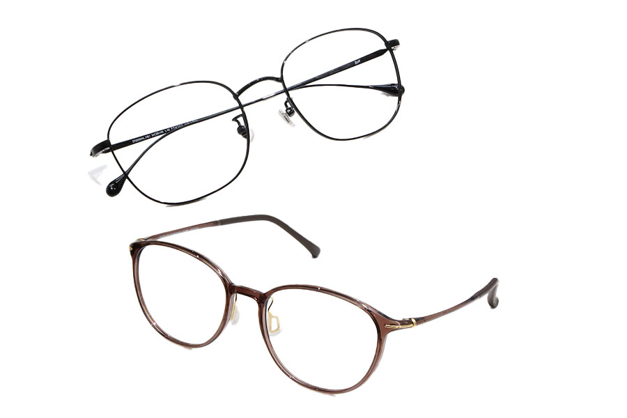 上から、軽い掛け心地と抜群の耐久性を両立したZF2530 04_14E1 9,900円は、ビジネスシーンにも向くスマートな印象の一本。顔の形を問わないウェリントン型のZJ241027 _42 A1 14,400円は、シアーなブラウン×ゴールドのリムで表情に柔らかさをプラス。