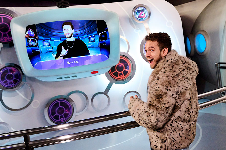 『スペース・ファンタジー・ザ・ライド ~CLUB ZEDD REMIX~』を体験するZedd(写真提供:ユニバーサル・スタジオ・ジャパン)