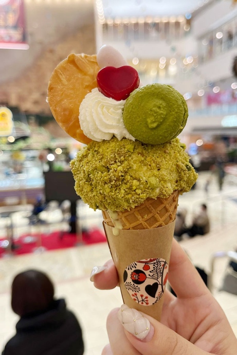 「ジュリアンアイスクリーム」の「ピスタチオのパーティー(ピスタチオ)」(阪急限定/1381円)(Lmaga.jp撮影)