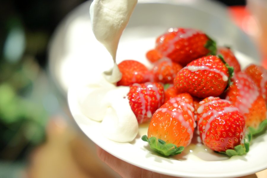 今が旬のフレッシュいちごの食べ放題、自分なりのアレンジでどうぞ!