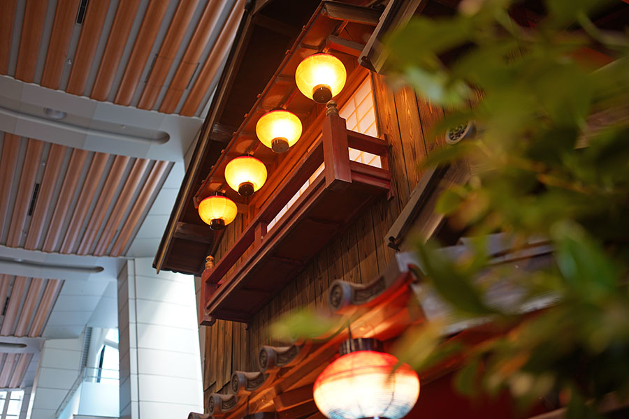 「『ばけばけ』セット公開」の様子。遊女・なみ(さとうほなみ)がよくいた、遊郭の2階の窓(2月19日撮影/Lmaga.jp)