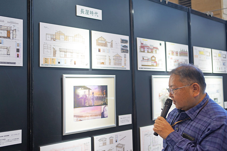 「『ばけばけ』セット公開」の図面の前で解説する、エグゼクティブ・デザイナーの山内浩幹さん(2月19日撮影/Lmaga.jp)