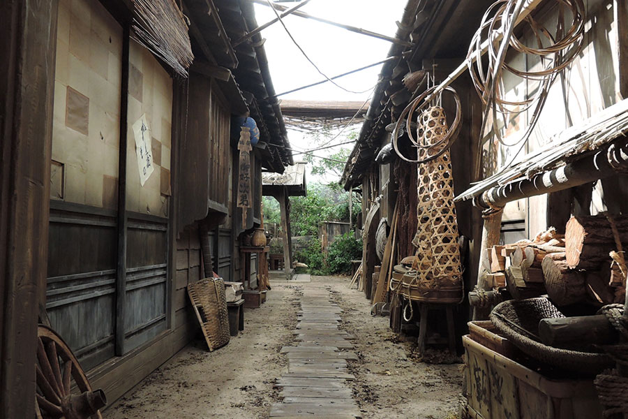 撮影に使われた実際のセットの道幅は、このように狭かった(C)NHK