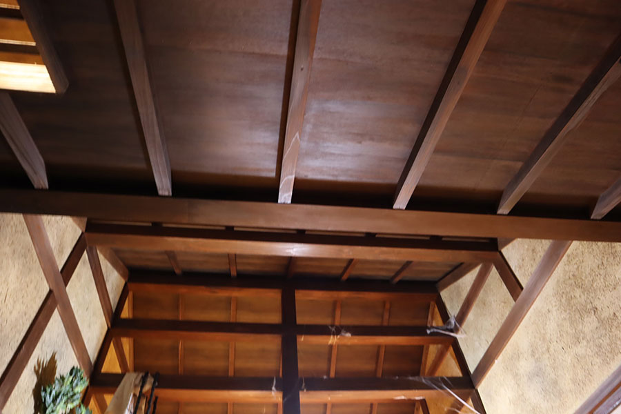 照明のために上部を開放することなく、実際の長屋と同じように作られた天井(放送前の取材時/撮影:佐野華英)
