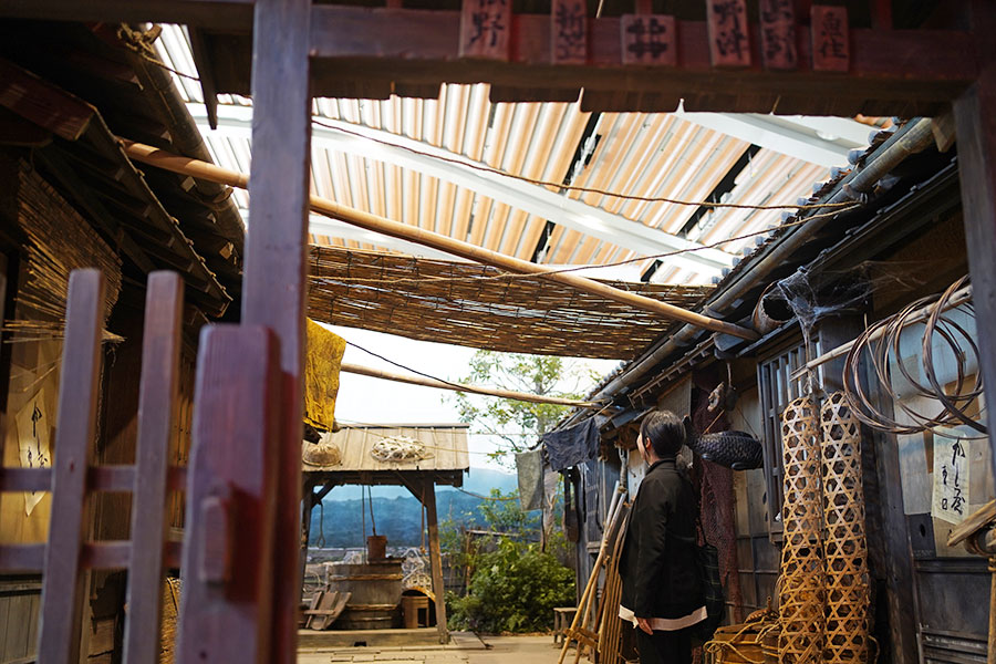 「『ばけばけ』セット公開」の様子。7軒の長屋が並ぶ「天国長屋」(2月19日撮影/Lmaga.jp)